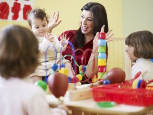 Mujer jugando y entreteniendo a niños