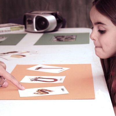 Niña con problemas de habla identificando letras
