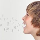 Niño exhalando letras con dificultad